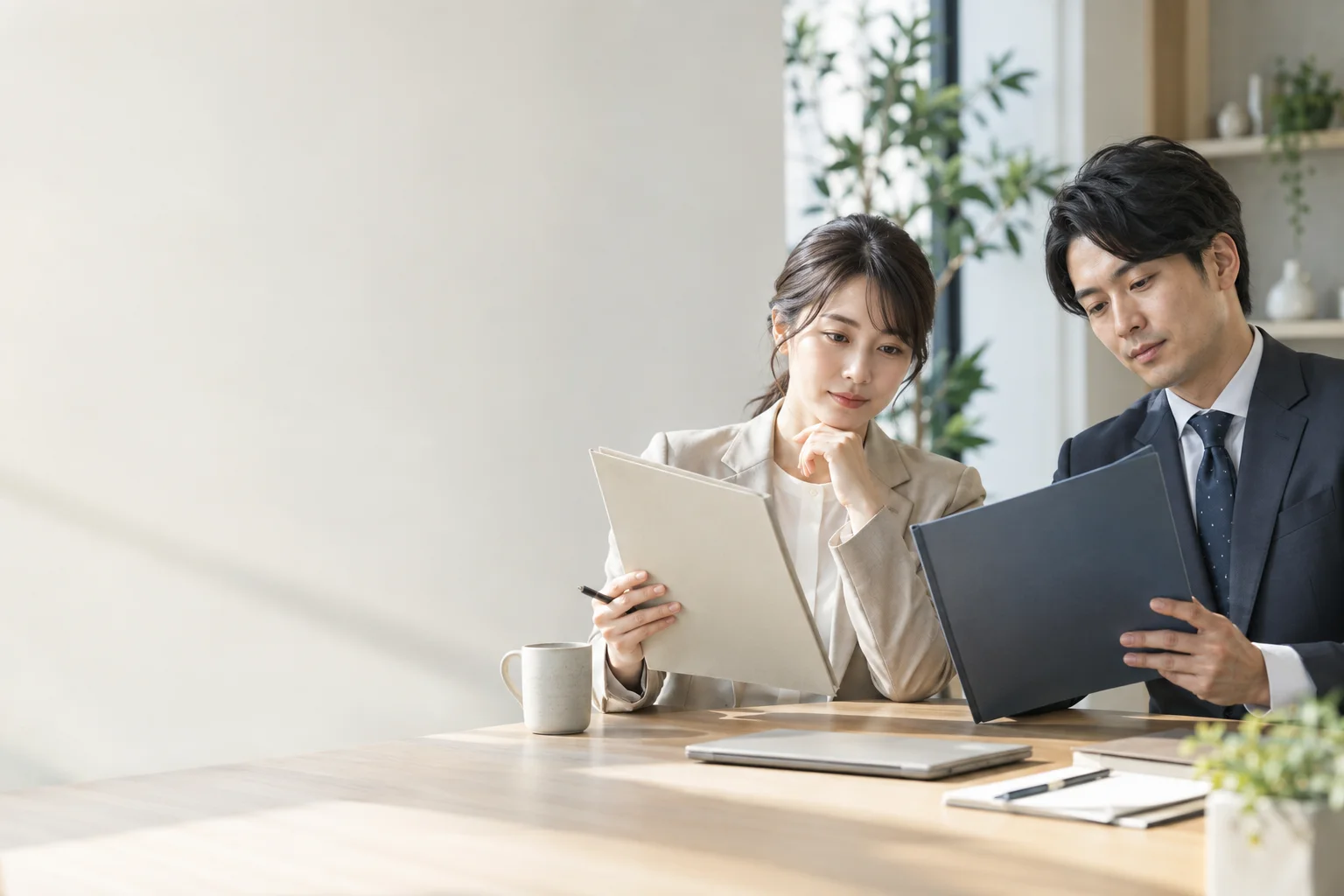 相見積もりの断り方|他社選定・計画中止・条件不一致のメール例と再提案への返信の主題を描いた独自の編集イラスト。