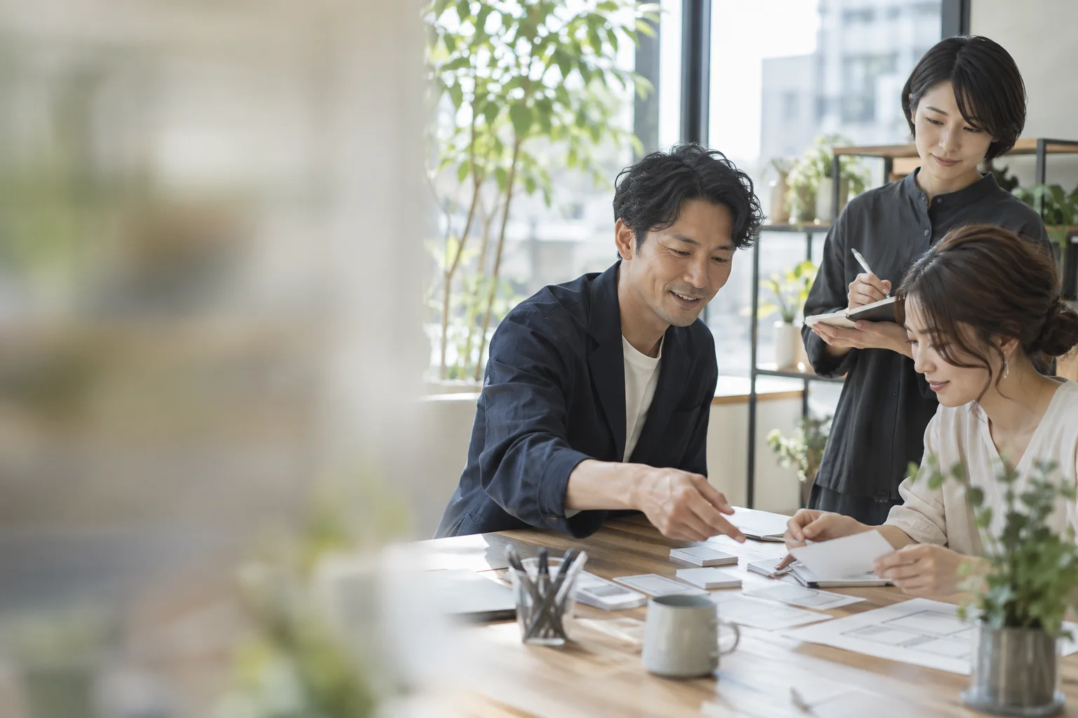 デザイン思考は意味ない?付箋で終わった案件を、顧客の事実と小さな検証へ戻すの主題を描いた独自の編集イラスト。