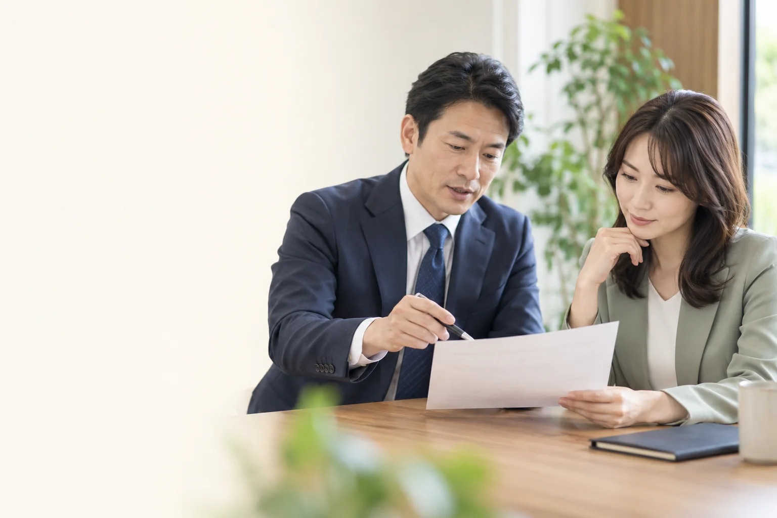 フィードバックの例文|改善・良い行動の伝え方と、否定・沈黙されたときの返し方の主題を描いた独自の編集イラスト。