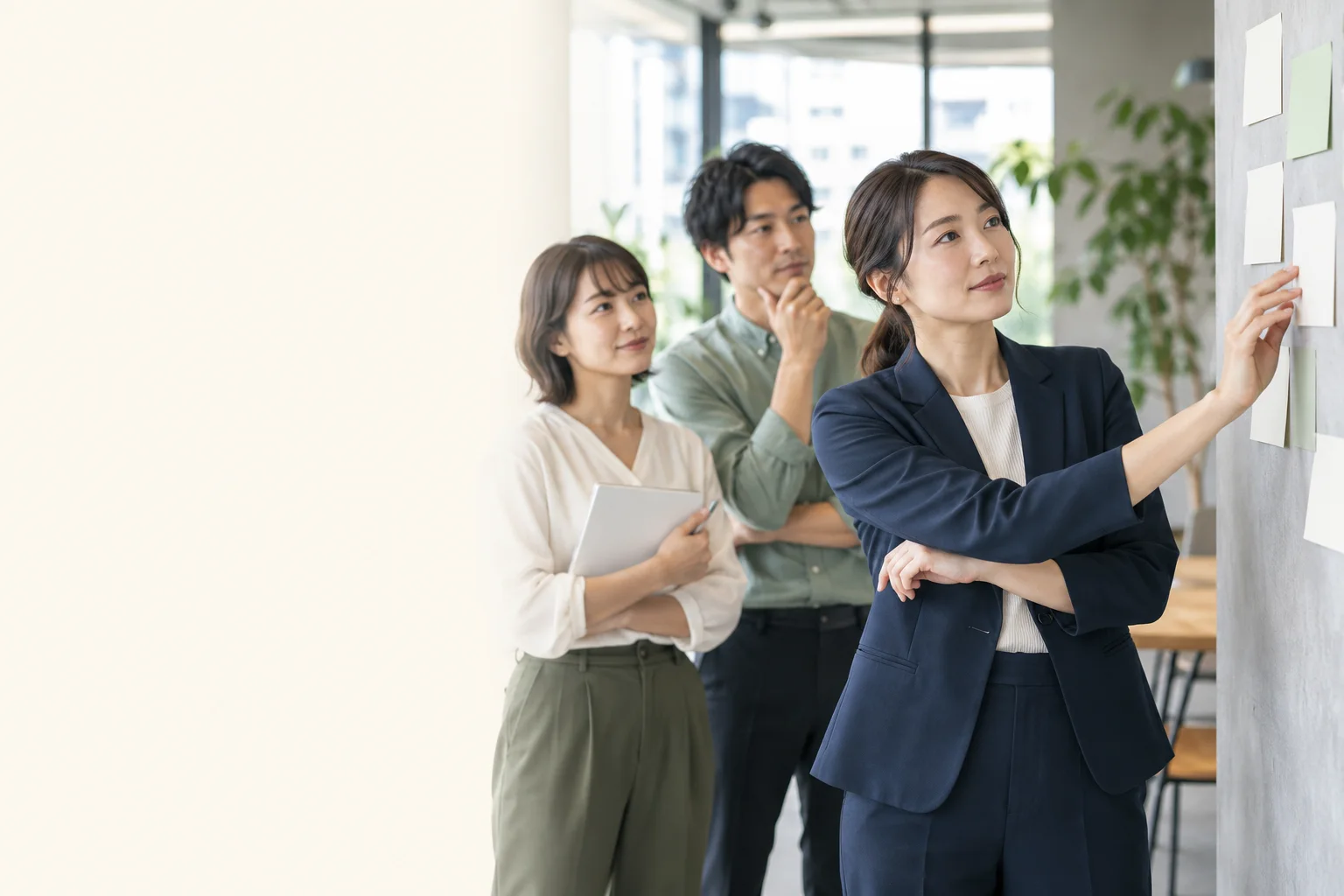 OKRの具体例|目標・成果・施策を分けた記入済みシートと週次の見直し方の主題を描いた独自の編集イラスト。