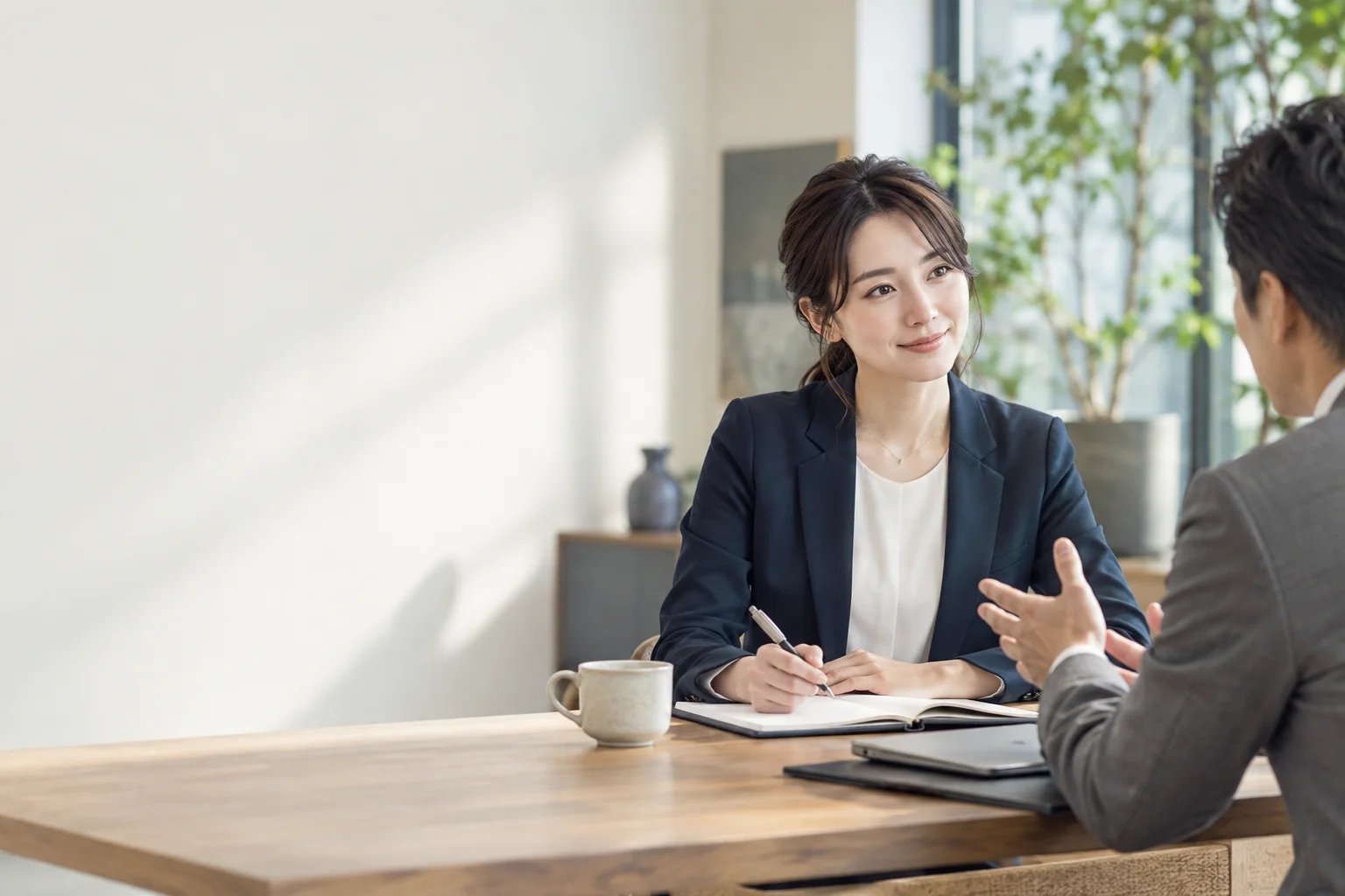 営業ヒアリングのコツ｜否定・曖昧な回答にも対応する会話例と記入済みメモの主題を描いた独自の編集イラスト。
