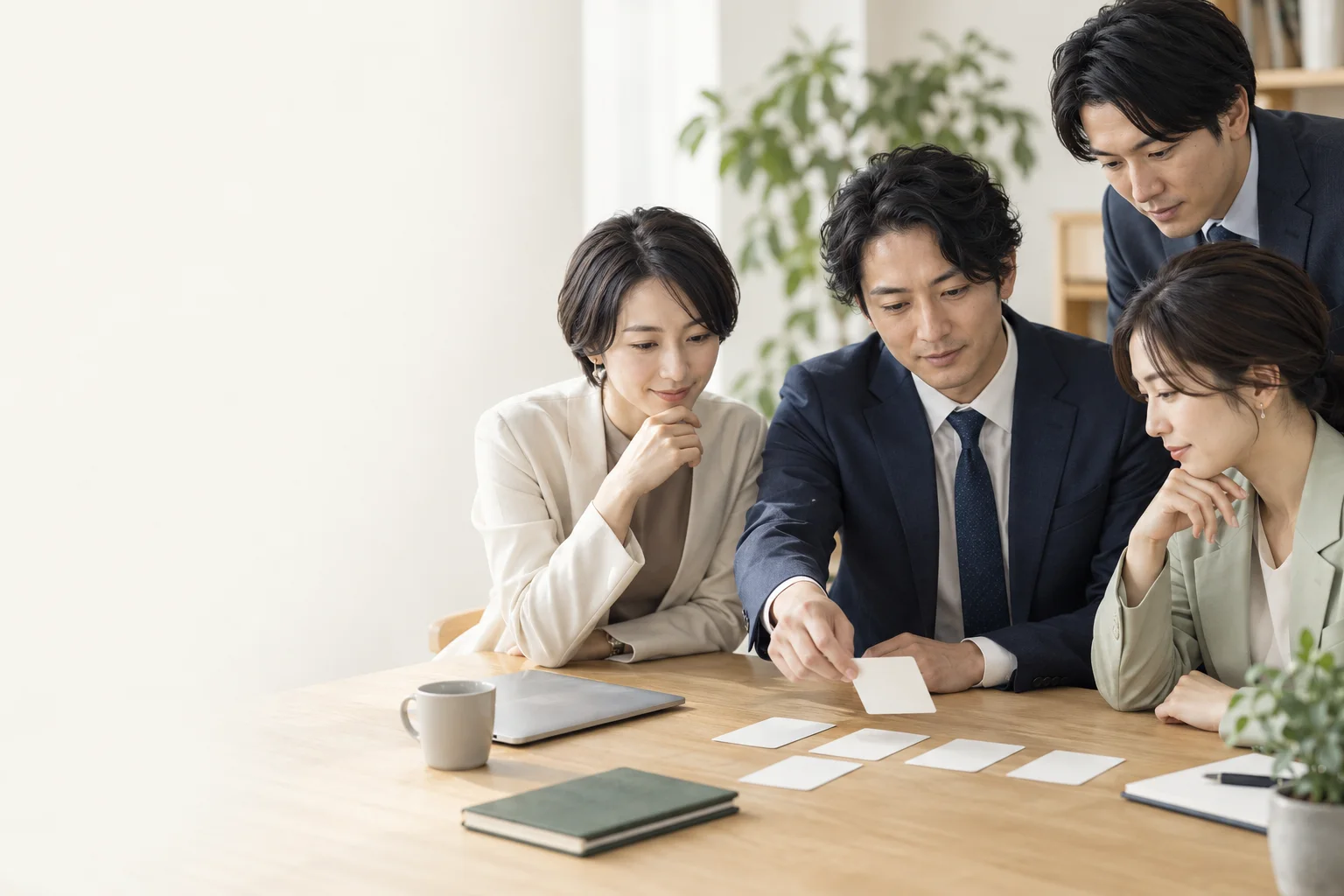 チームの目標設定例|4人の稼働時間と品質条件から、仕事を絞る記入済みシートの主題を描いた独自の編集イラスト。