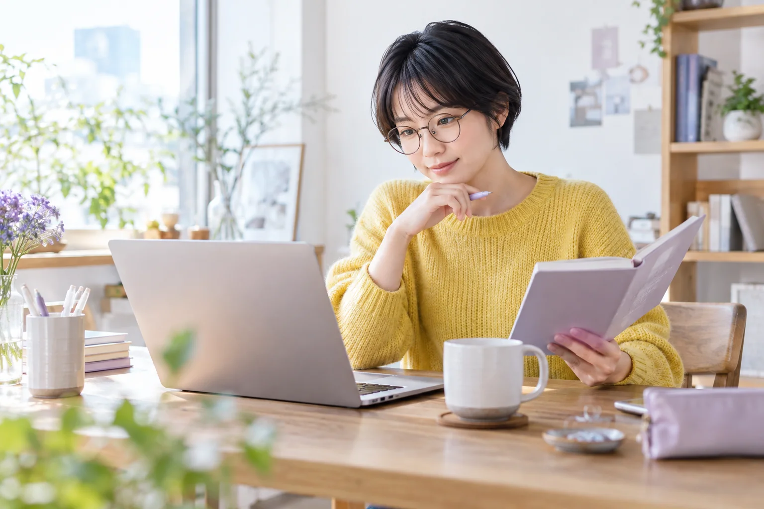 ノートPCと手帳で確認することを整理する架空の女性
