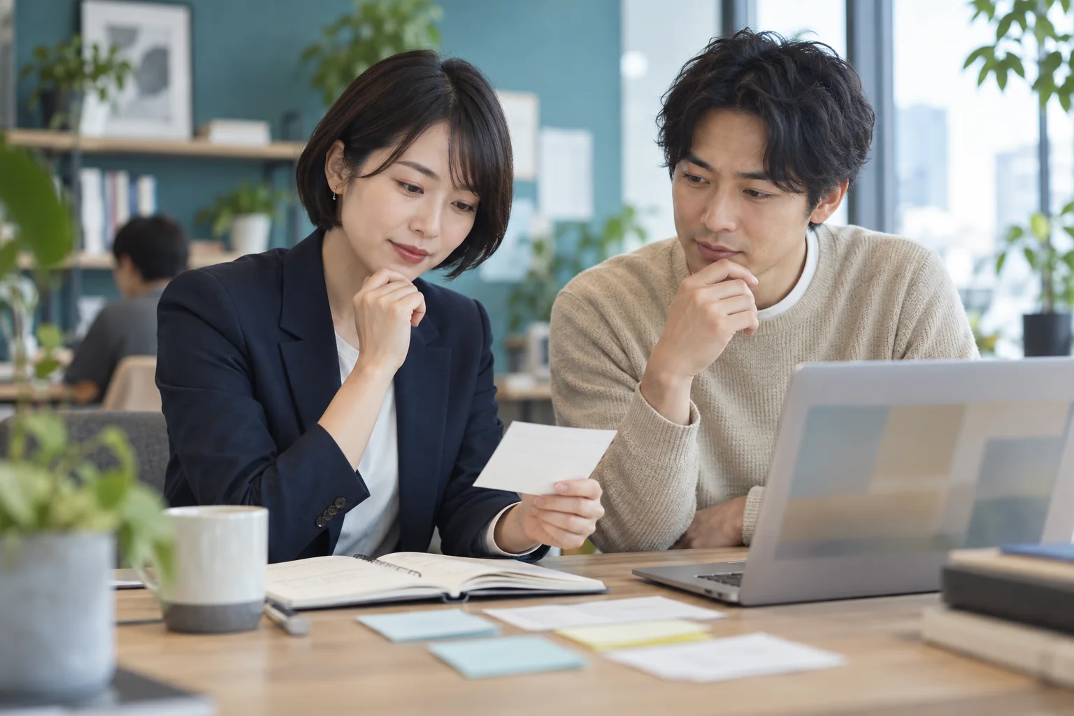 必要な回答だけを同僚へ渡す準備をする架空の職場