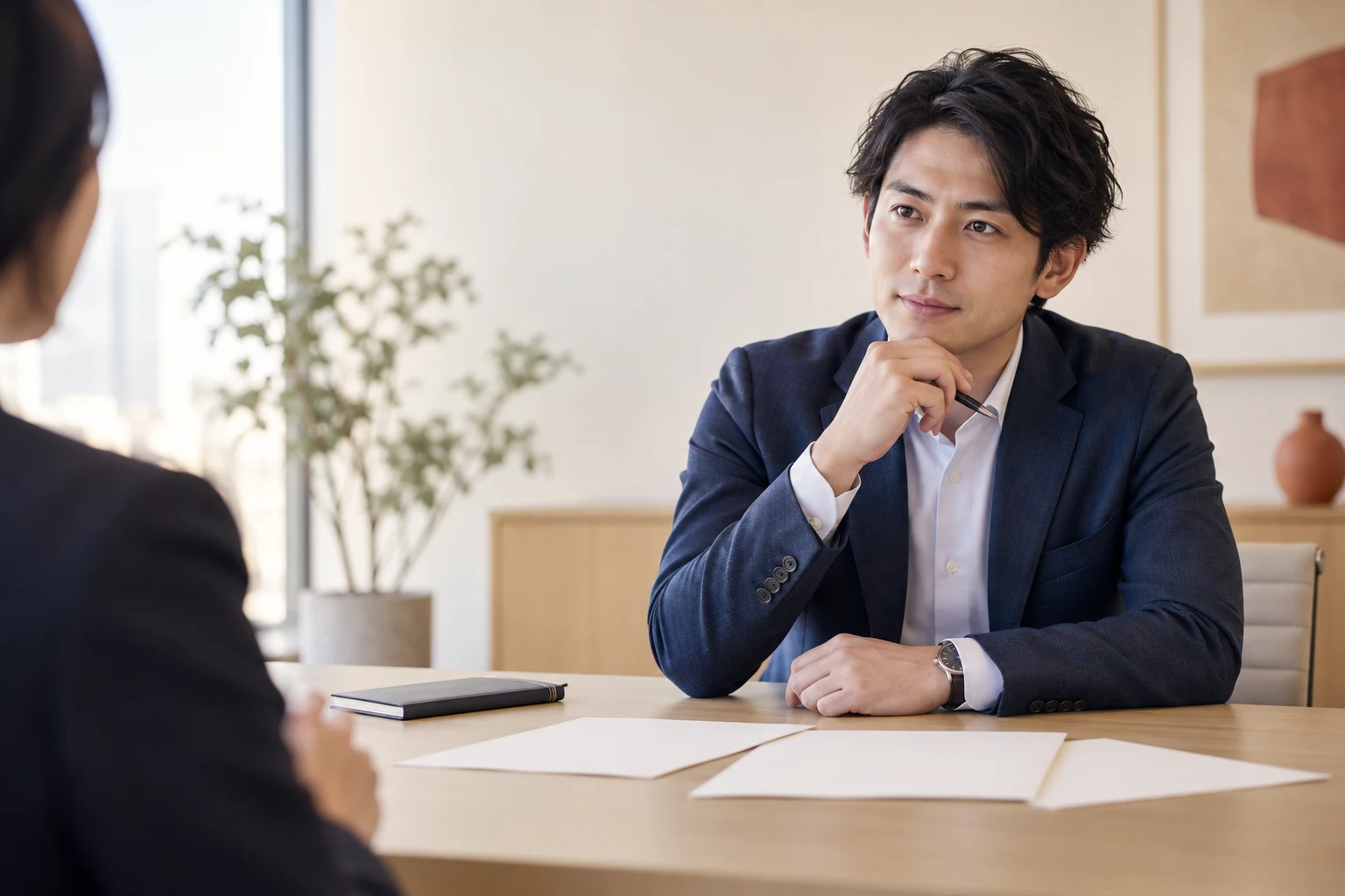 打ち合わせで相手の話を聞く営業担当者の生成イメージ。実在の人物の体験や適性を示す写真ではありません。